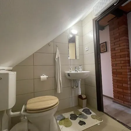 Apartment Perenyi Pince Es Vendeghaz Hajos