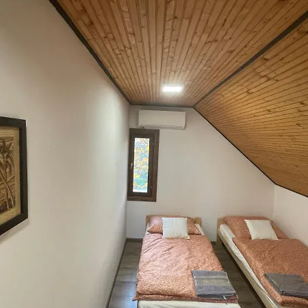Apartment Perenyi Pince Es Vendeghaz *