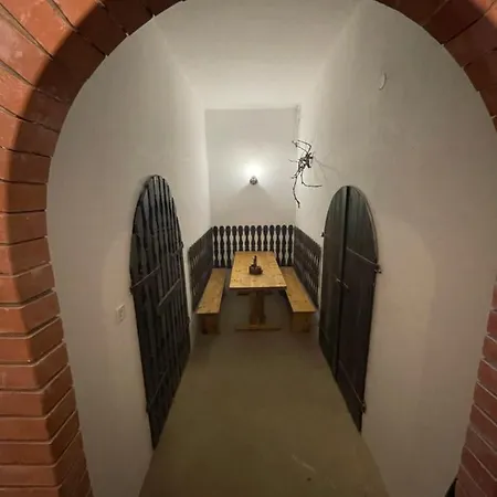 Perenyi Pince Es Vendeghaz Apartment Hajos