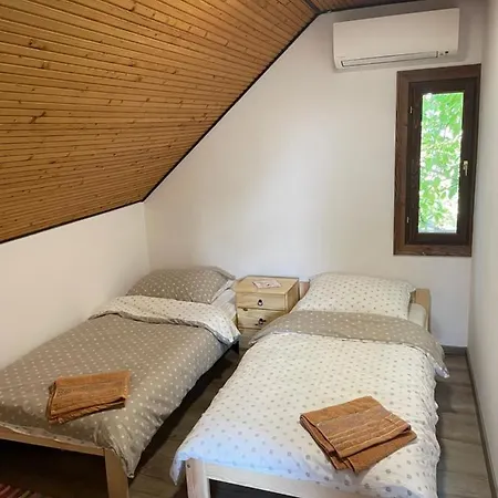 Apartment Perenyi Pince Es Vendeghaz *